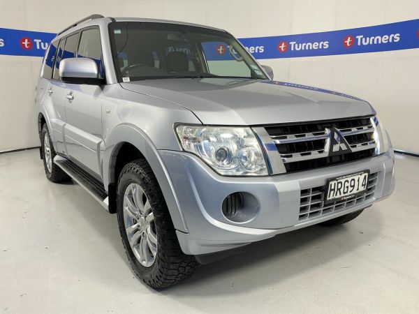 2014 Mitsubishi Pajero SUV GLS image