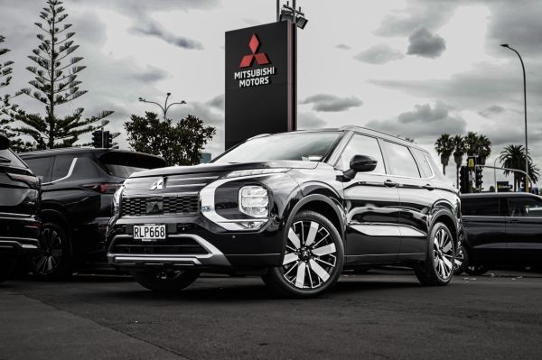 2025 Mitsubishi Outlander XLS 4WD image