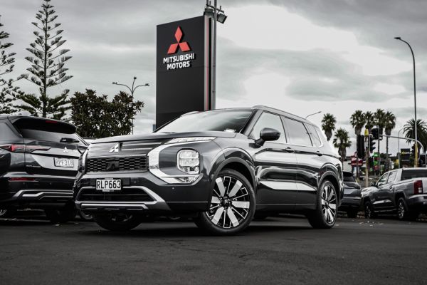 2025 Mitsubishi Outlander VRX 4WD image