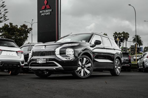 2026 Mitsubishi Outlander XLS 4WD image