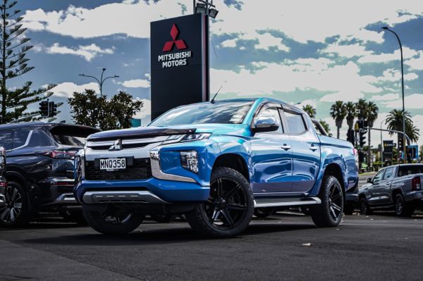 2019 Mitsubishi Triton VRX 4WD image