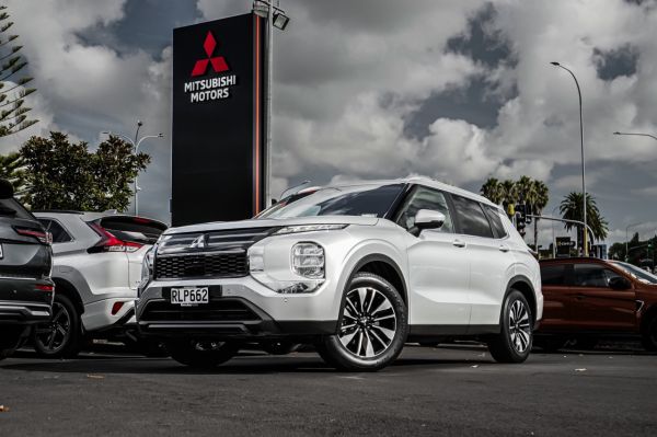 2025 Mitsubishi Outlander LS 4WD image