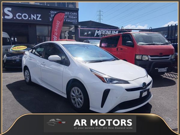 2021 Toyota Prius E FOUR image