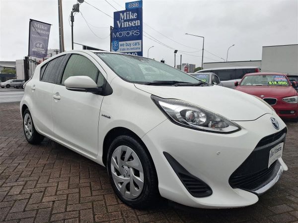 2021 Toyota Aqua S LANE ASSIST PRE-CRASH WARNING BLUETOOTH AUDIO REVERSE CAMERA PARKING SENSORS AUTO HEADLIGHTS image