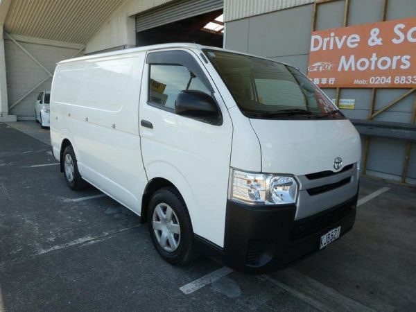 2017 Toyota Hiace ZL TD 3.0DT/4AT image