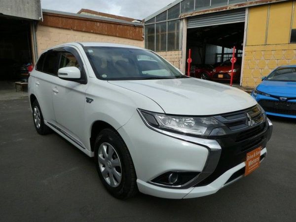 2015 Mitsubishi Outlander PHEV image