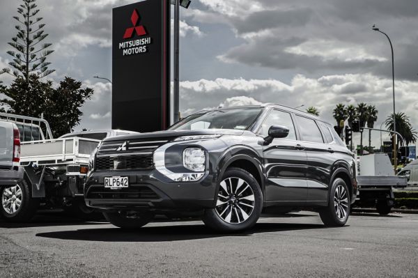 2025 Mitsubishi Outlander LS FWD image