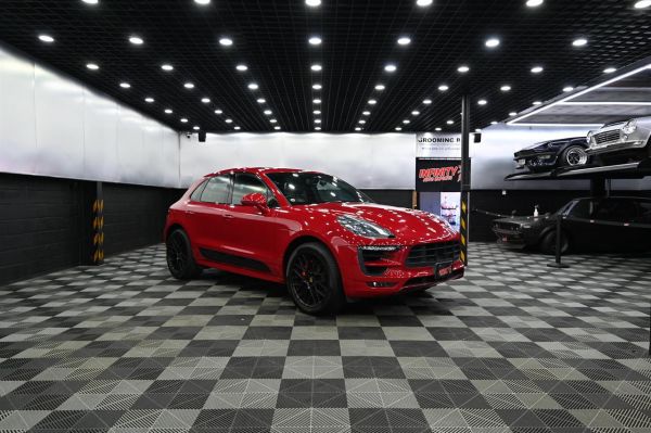 2018 Porsche Macan SUV GTS image