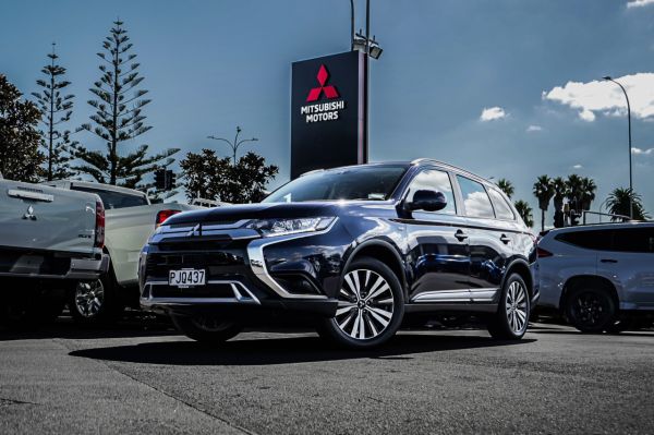 2022 Mitsubishi Outlander LS image