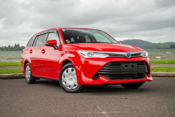 2017 Toyota Corolla Fielder 1.5 Hybrid Wagon image