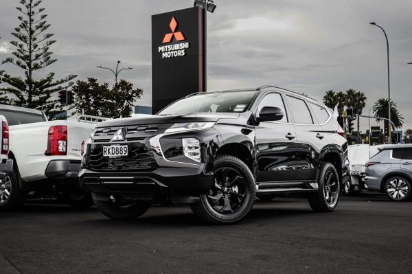 2025 Mitsubishi Pajero Sport VRX Black Editon image