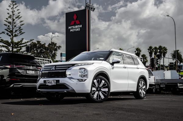 2025 Mitsubishi Outlander VRX FWD image