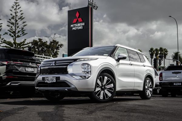 2026 Mitsubishi Outlander VRX AWD image