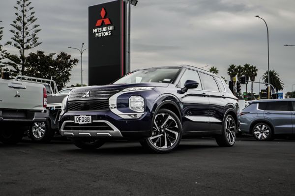 2023 Mitsubishi Outlander XLS AWD image