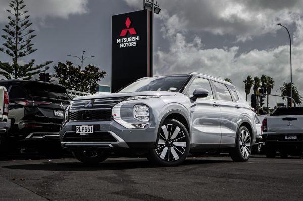 2025 Mitsubishi Outlander XLS image