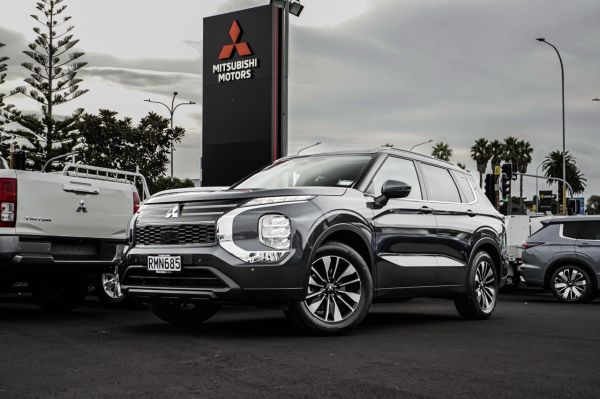 2025 Mitsubishi Outlander LS 4WD image