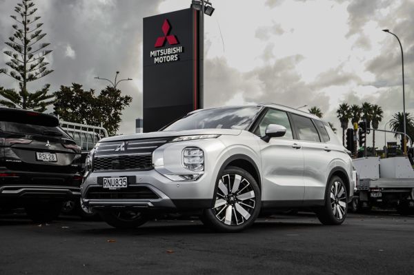 2026 Mitsubishi Outlander XLS 4WD image