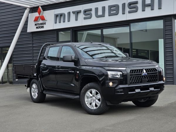 2025 Mitsubishi Triton GLX 4WD 2.4D D/C Flat Deck image