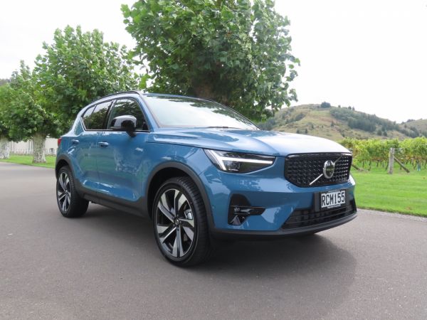 2025 Volvo XC40 B4 FWD Ultimate/Ultra Dark image
