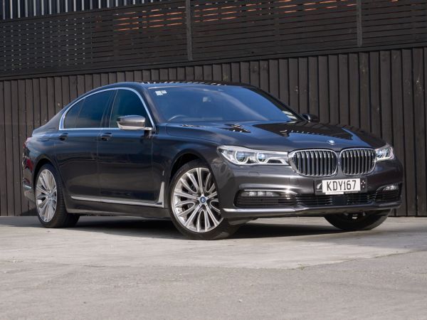 2016 BMW 740e Hybrid image