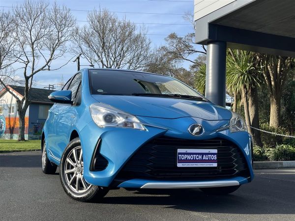 2017 Toyota Vitz HYBRID/PUSH START/REVERSE CAMERA!! image