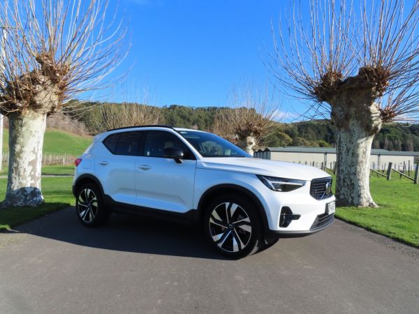2024 Volvo XC40 B4 FWD Ultimate/Ultra Dark image
