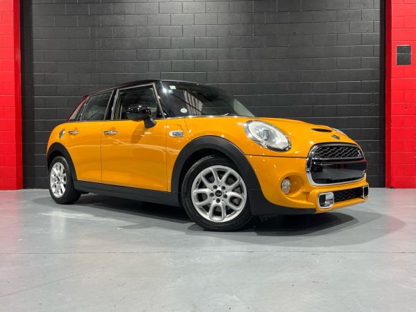 2015 Mini Cooper Hatchback S New Generation 2L Turbo image