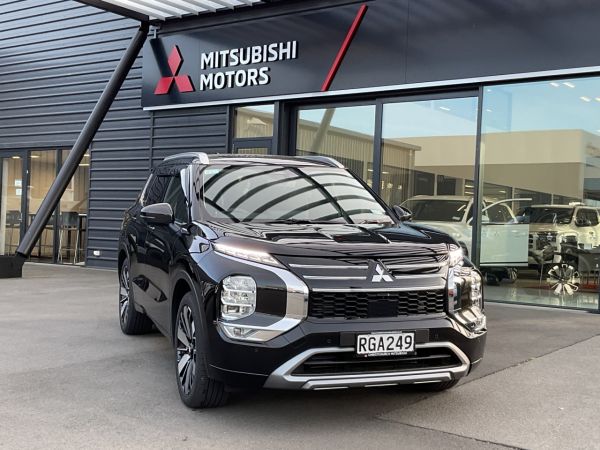 2025 Mitsubishi Outlander VRX AWD 7 seat SUV image