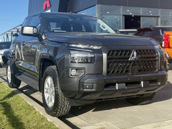 2025 Mitsubishi Triton GLX club cab chassis 4WD image