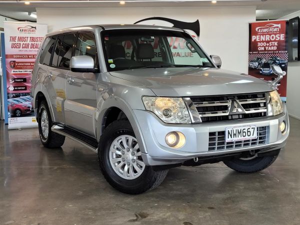 2011 Mitsubishi Pajero 7 Seats image