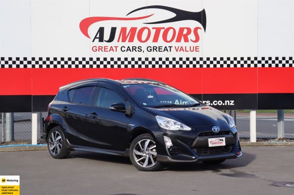 2015 Toyota Aqua Hatchback X-urban / PUSH START / HALF-LEATHER SEATS image