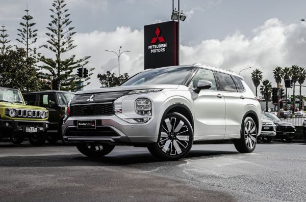 2025 Mitsubishi Outlander VRX 2WD image