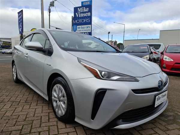 2019 Toyota Prius ADAPTIVE CRUISE CONTROL  LANE ASSIST  PRE-CRASH SENSOR  MULTI AIRBAGS  BLUETOOTH AUDIO  AUTO HEADLIGHTS  TRACTION CONTROL image