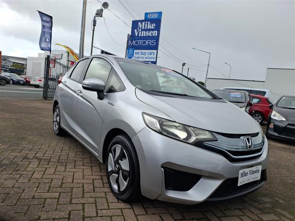 2014 Honda Fit HYBRID MULTI AIRBAGS  REVERSE CAMERA  BLUETOOTH  SPORTS / ECO MODE  STABILITY CONTROL  USB / AUX PORTS image