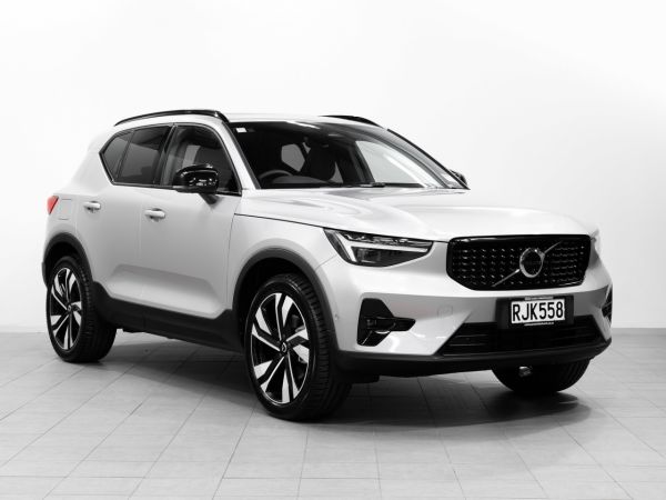 2025 Volvo XC40 B4 Ultra Dark 2.0P image