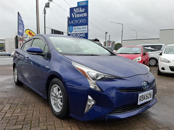 2017 Toyota Prius HYBRID ADAPTIVE CRUISE CONTROL  LANE ASSIST  PRE-CRASH WARNING  REVERSE CAMERA  BLUETOTH AUDIO  MULTI AIRBAGS  ALLOYS image