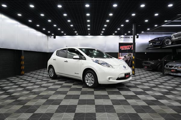 2015 Nissan Leaf Hatchback X Package image