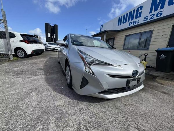 2018 Toyota Prius Hatchback S SAFETY PLUS/TSS/Radar Cruise Control image