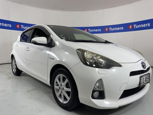 2013 Toyota Aqua Hatchback image