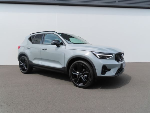 2025 Volvo XC40 B4 AWD Ultra Dark image