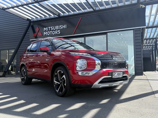 2025 Mitsubishi Outlander XLS PHEV 4WD image