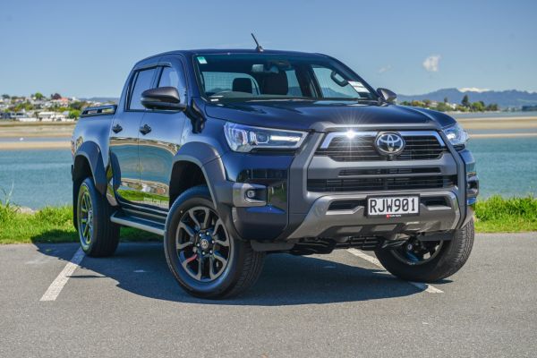2025 Toyota Hilux SR5 CRUISER 2WD with Accessories image
