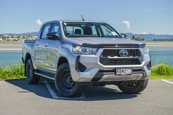 2025 Toyota Hilux SR Hybrid 4WD image